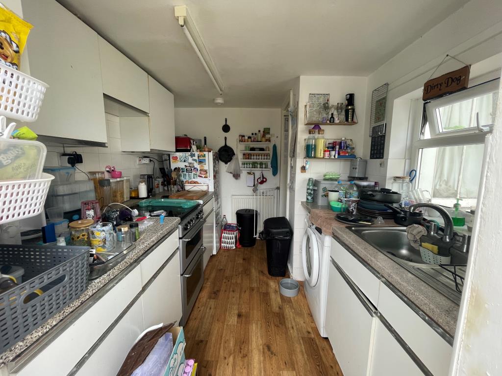 Lot: 73 - FREEHOLD BLOCK OF TWO FLATS AND A MAISONETTE FOR INVESTMENT - Basement flat kitchen